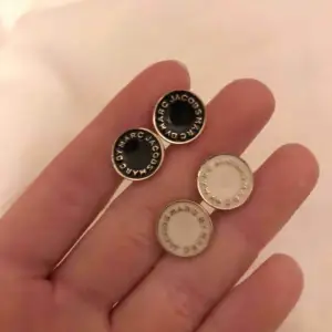 Jag säljer ett par Marc Jacobs örhängen eftersom det inte riktigt är min stil längre.  Pris: 1 par för 200kr eller båda paren för 330kr. Betalning sker via swish och köparen står för frakten💞 (DE SVARTA ÄR SÅLDA)