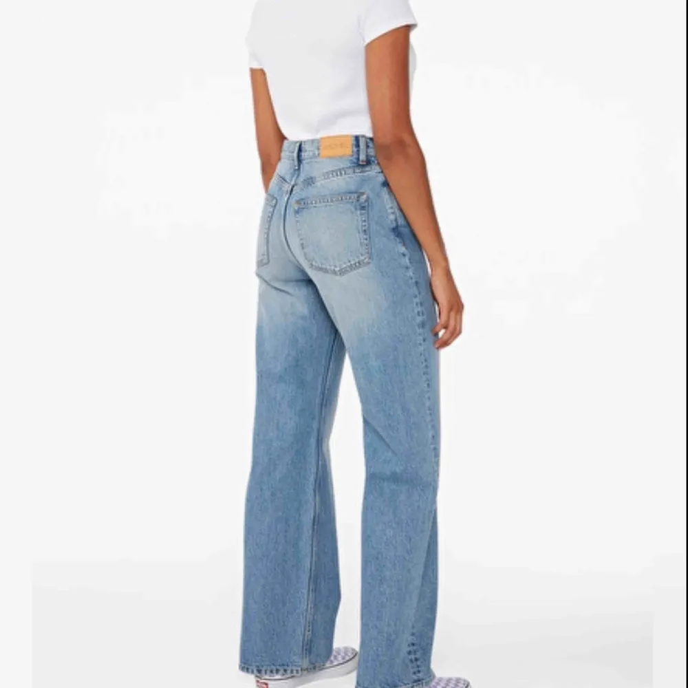 Säljer mina yoko jeans från Monki i storlek 31 p.g.a fel storlek för mig💗 Jättesköna dock! Kan mötas upp i Malmö och Lund men kan även frakta (tar swish)!🖤💛🧡 Har används många gånger men dom är fortfarande i bra skick!. Jeans & Byxor.
