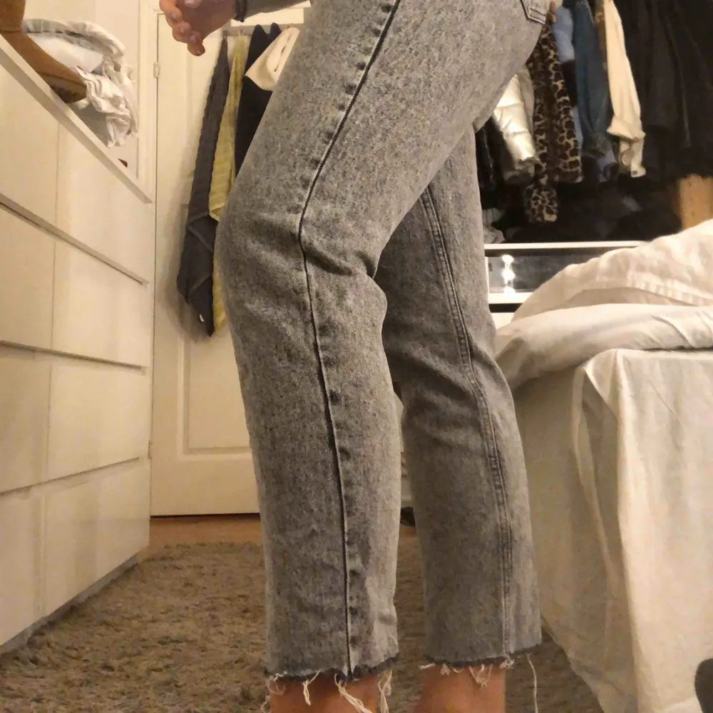 Skitsnygga gråa jeans med en as snygg tvätt från Zara! Använda typ 2 gånger då de inte riktigt va min stil Storlek 40. Jeans & Byxor.