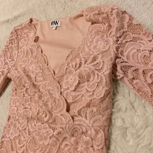  - Gammalrosa spetsklänning säljs nu efter endast 1 användning. Kan mötas upp i Avesta, hedemora annars så står köparen för frakten!