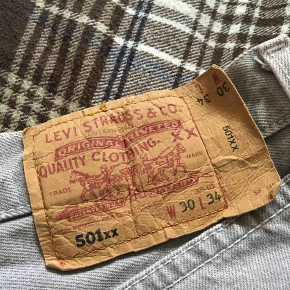 Ett ovanligt vintage find från Paris. Ljus lila Levi’s 501 som används en gång. Är strl 30/34 men längden är kortare då dom är köpta avklippta. Frakt tillkommer alternativt mötas upp i Gbg.. Jeans & Byxor.