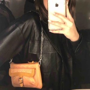  - Shoulderbag från Dkny, köpt vintage! Man får båda banden med! Superskick!