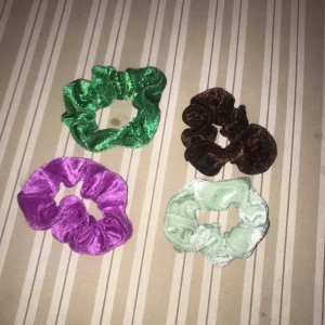  - De är 4 hår snoddar med olika färger en lilla,brun,mörk grön och en ljus grön och dem e inte använda de kom ej de jag beställde