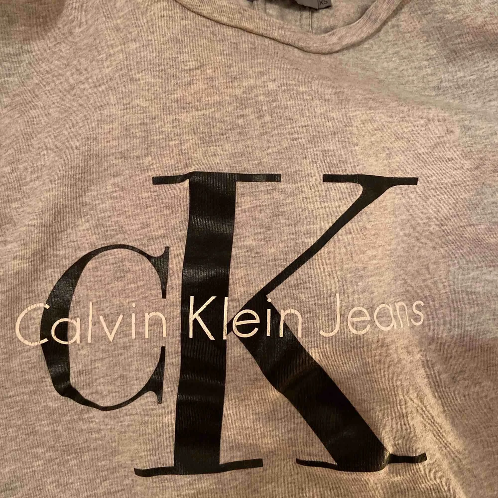 T-shirt från Calvin Klein, bra skick. Köparen står för frakt💓. T-shirts.