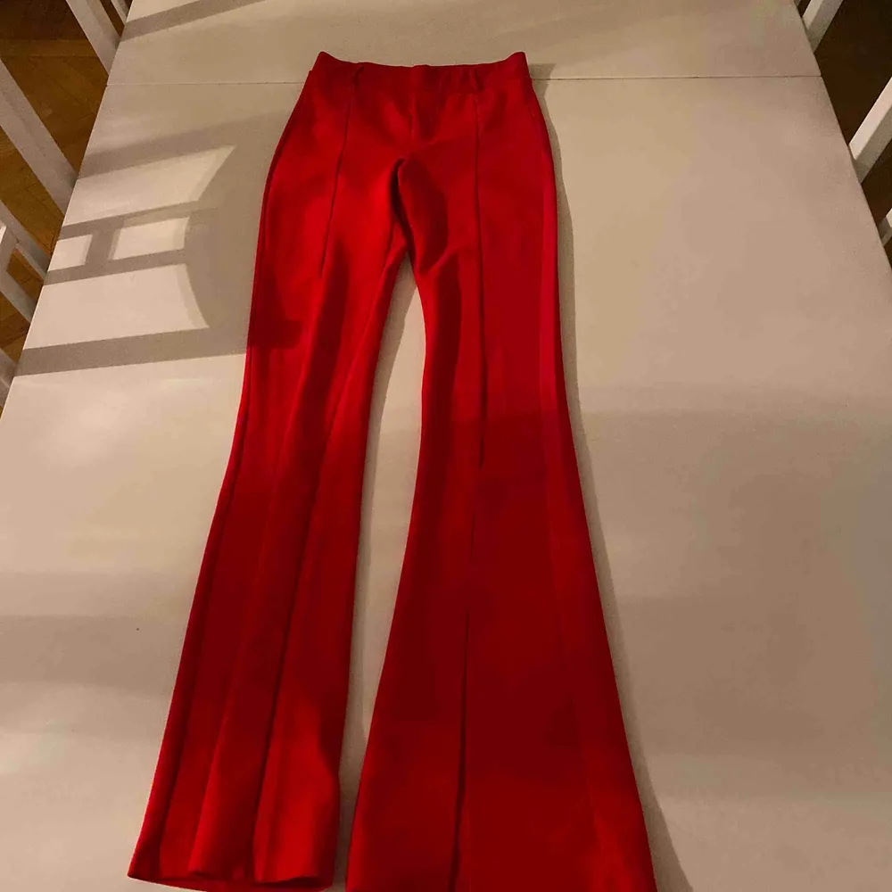 Utsvängda röda kostymbyxor med slits fram, supersnygga! Säljer då de är för små för mig och de är använda enbart 2ggr⭐️ Andra bilden är en annan färg men samma modell, frakt tillkommer 💞. Jeans & Byxor.