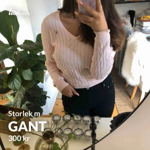  - Ljusrosa v-ringad kabelstickad tröja ifrån gant. Sparsamt använd 