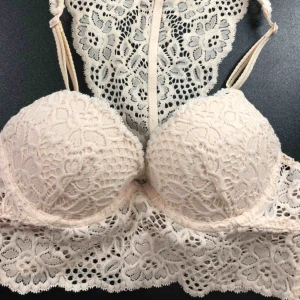  - Söt topp från HM, sparsamt använd! Säljer pga att den tyvärr inte kommer till användning 😕 Köparen står för frakt! 💛