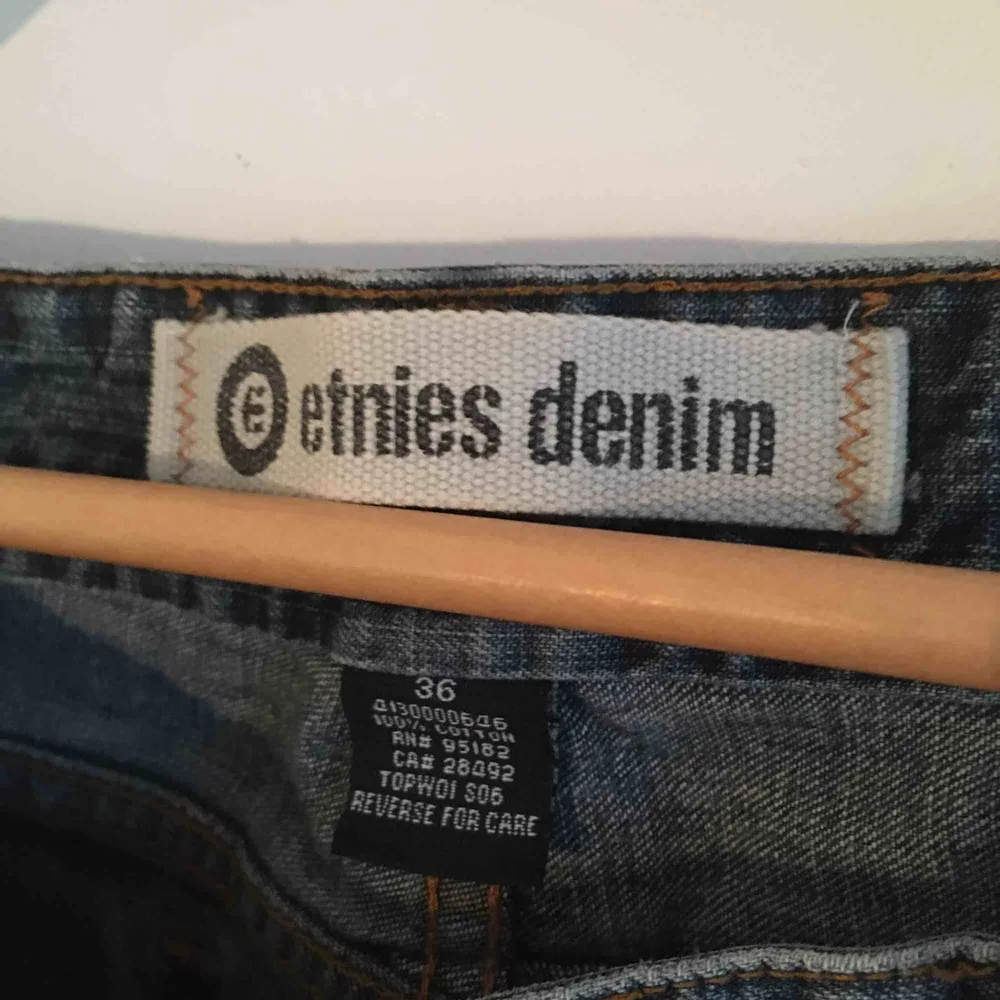 Jeans från Etnies som jag själv har gjort till shorts. Finns för upphämtning i Örebro, kan även skickas där mottagaren står för frakt . Shorts.