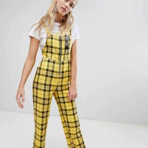  - En cool jumpsuit från Reclaimed Vintage hos Asos, aldrig buren! Mjukt material. Kan även passa de som bär storlek S.  
