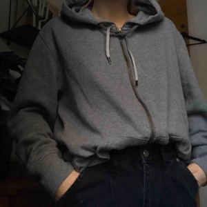  - ZipHoodie från Valient (carlings märke). Väldigt mjuk och skön!   Frakt tillkommer / Kan mötas i Norrköping