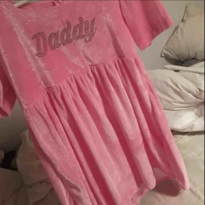  - Svincool klänning från dollskill som dessvärre intr kommit till användning och är således oanvänd 