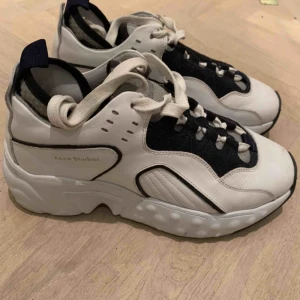  - nästan nya acneskor! använda två gånger, säljs i brist på användning. 