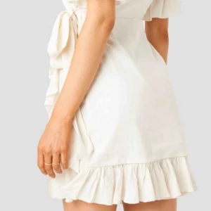  - Gullig vit klänning som endast är använd 1 gång. 