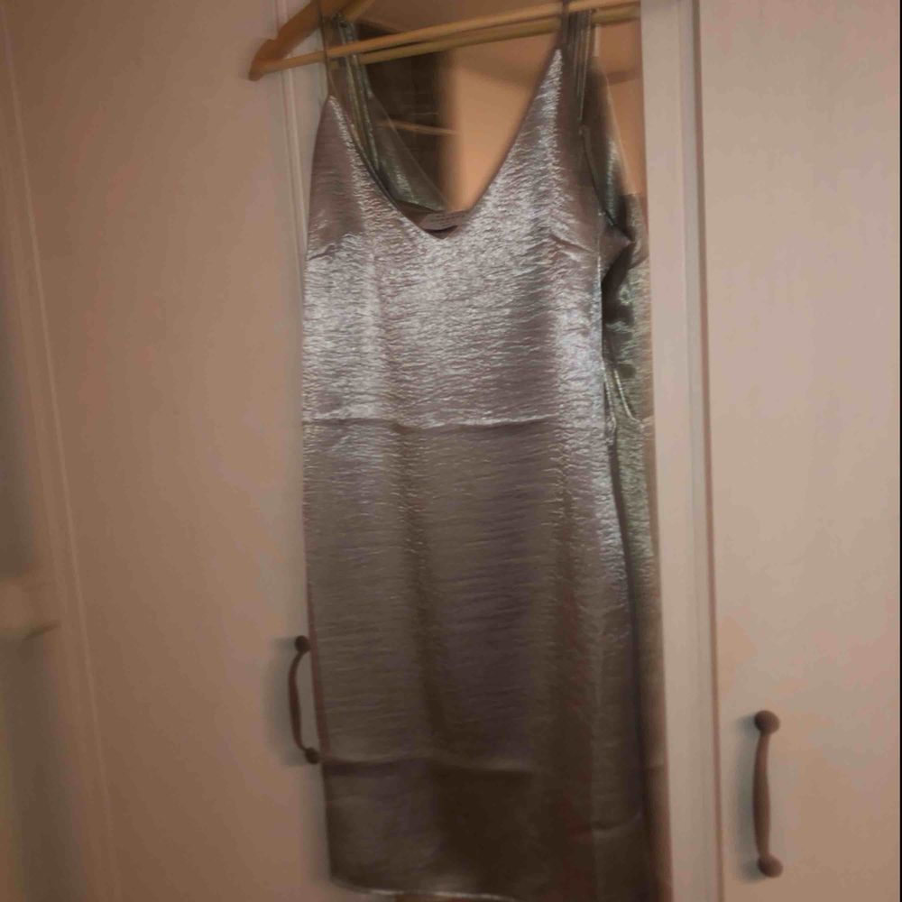 Jätte snygg silvrig klänning från Kristin Sundbergs kollektion med NA-KD. Passar mindre storlekar oxå ✌🏼Köpte i fel storlek så därför inte använd!. Klänningar.