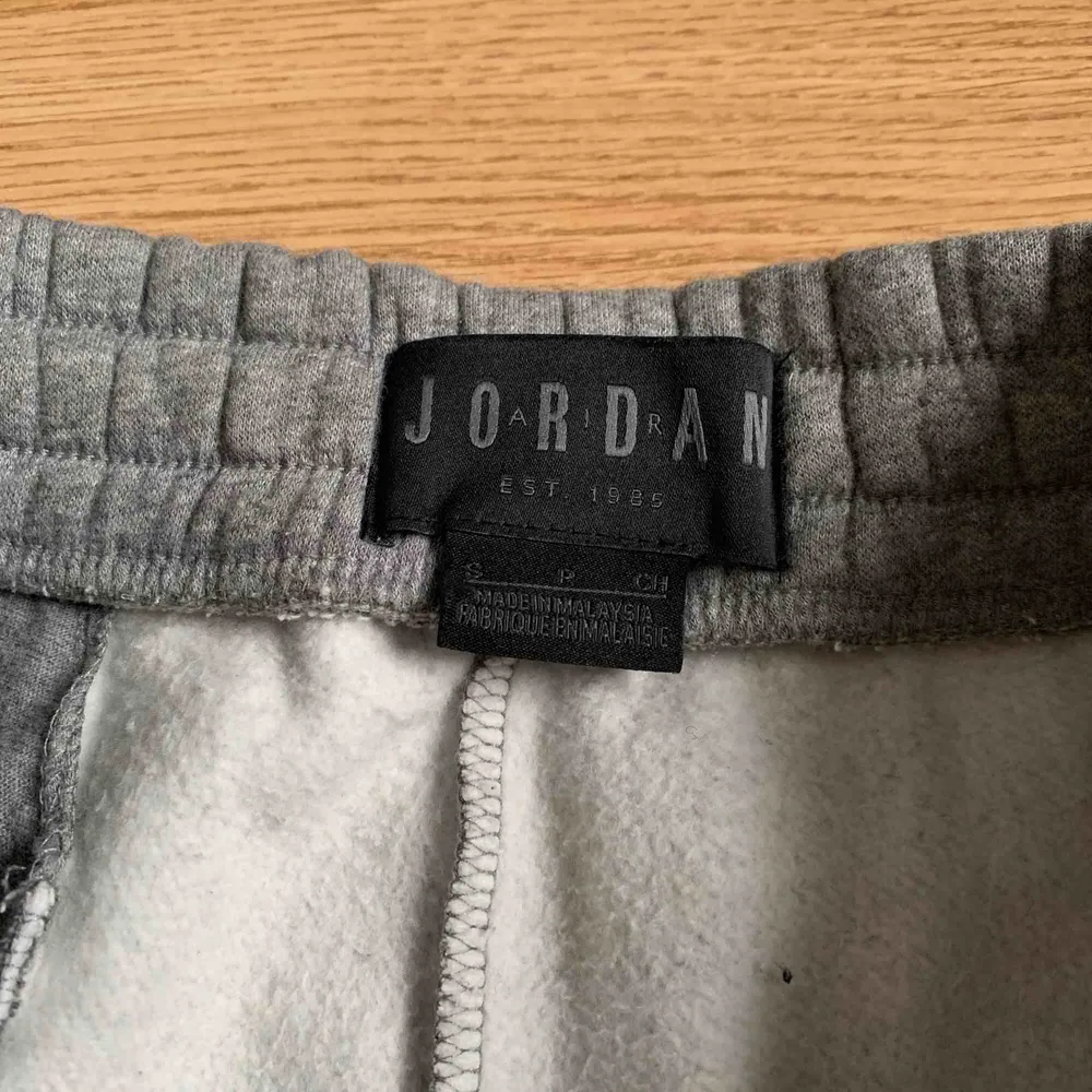 Jordan mjukisar i herrmodell, köpt på shelta för 650 kr är i jätte bra skick aldrig tvättade ! :-). Jeans & Byxor.