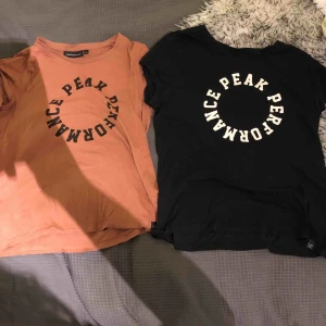  - Två PeakPerformance tröjor, storlek Small fast passar  i Medium också. Använda cirka 5 gånger, fint skick. 