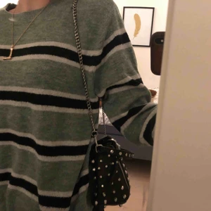  - En stickad tröja från hm. 😋👊🏼 Super söt och passar till jätte mycket! Använd enstaka gånger, skriv privat för fler bilder eller något du undrar över. 💞