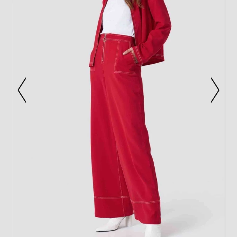 Röda as coola byxor säljes!!  120kr + 59kr frakt✨✨ Kolla in min profil för massa andra fina saker!💚. Jeans & Byxor.