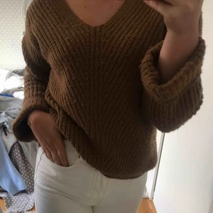  - Snygg stickad brun tröja används en del tröjan har en V-ringad modell med skönt material kan verkas lite nopprig. 50kr i frakt💕