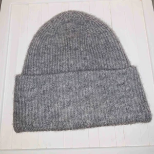  - Säljer denna populära gråa mössa som är använd en gång pga att jag har en till i annan färg. Inköpt för 149 kr, använd en gång!  Kan mötas upp i Lund, annars står köparen för frakt! :)