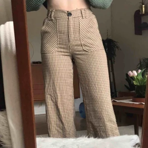  - SJUKT snygga rutiga högmidjade byxor från Bershka!!!  (Kolla sista bilden för att se mönstret)  Använda endast 1 gång!!!🤠🤠  Köparen står för frakten ca 60kr 💓(spårbart)  