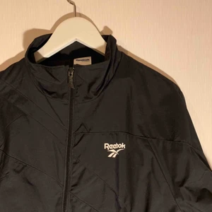  - Stilren Reebok jacka med vit logga på bröstet. Som ny i kvalitén! ⭐️🌙💫 