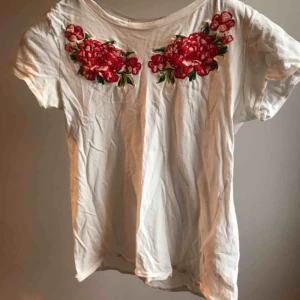  - Otroligt fin t-shirt med snygga detaljer. Använd Max 5 gånger så den är som i nyskick. Frakt tillkommer 😊 (Går att stryka)