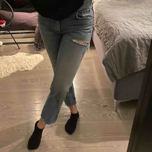  - Säljer mina Cheap Monday jeans som är i storlek 27/32. Jeansen är väldigt sköna och stretchiga! De slutar strax över fotanklarna och har ett hål på höger lår. Frakt tillkommer på 80 kr.