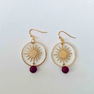  - Egendesignade örhängen, nickelfria. •frakt 9kr •insta: dorisclaydesign 