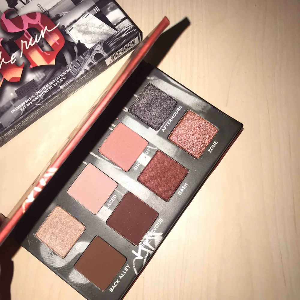 Super fin ögonskuggspalett ifrån Urban Decay ”on the run”.  Varken använd eller testad. Nypris runt omkring 250kr . Övrigt.