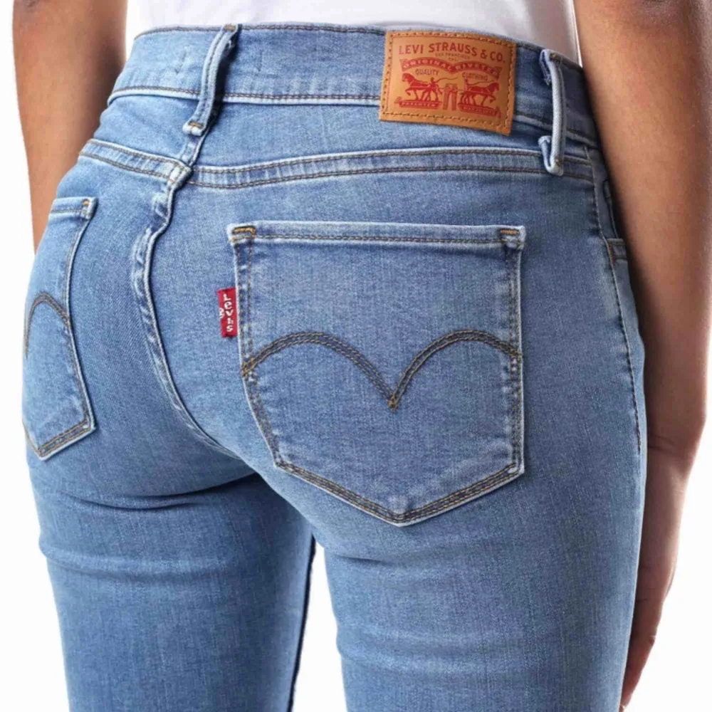 Nya Levis 710 Hypersculpt Super Skinny Jeans  Orderbrkräftelse kan skickad med. Skickas endast med spårbar frakt som ingår. Ditt pris 399kr. Jeans & Byxor.