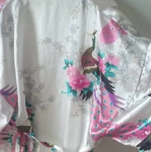  - Morgonrock i silkeliknande material. Använts endast två ggr. 

