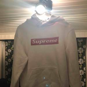 Fake Supreme hoodie, köpt för 500kr, knappt använd. Storlek S✨ kill modell, funkar för tjejer med