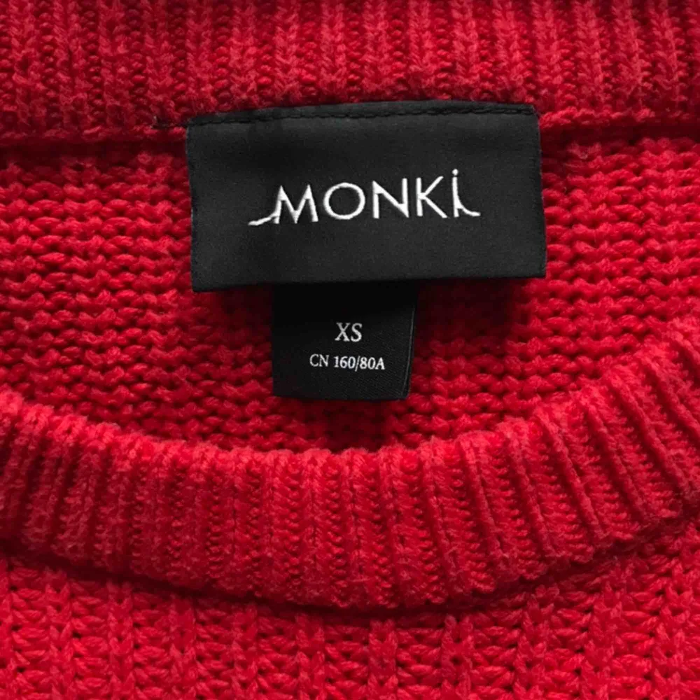 Röd stickad tröja från Monki. En stickad med jätte fin röd färg och kortare/croppad modell. Strl XS funkar som en S/M (frakt tillkommer😉). Stickat.