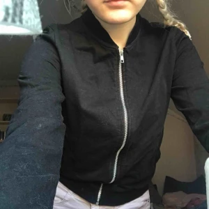  - Superfin kofta med dragkedja utan luva. Är i storlek 158/164 men passar även S. 