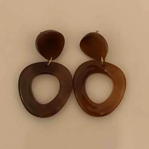  - Bruna örhängen från glitter