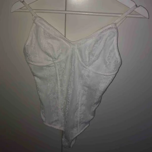  - Superfint men snyggt spets- body. Perfekt att ha under en snygg jeansjacka på sommaren😍. Oanvänd och bra o skick!