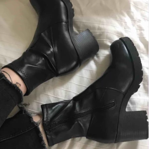  - Svarta skor som tyvärr är för stora för mig!  Fraltkostnad tillkommer💕