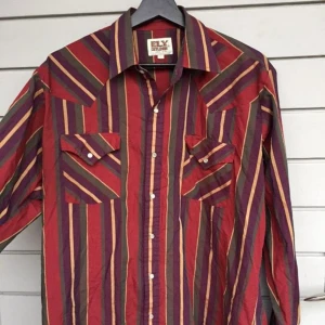  - Säljer denna snygga randiga skjortan med tryckknappar! Mycket bra skick 💓