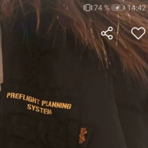  - ALPHA INDUSTRIES Ord. Pris för jackan 2799:- Säljer den för 900 kr. Jackan är i väldigt fint skick. Storlek M dock passar den även en S väldigt bra! Snygg och perfekt till vintern.