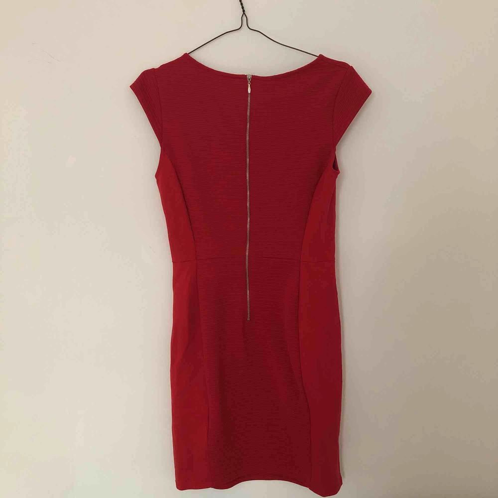 Snygg, röd fodralklänning med dragkedja bak från H&M. Perfekt till julens alla festligheter! Betalning via Swish, frakt på 45:- tillkommer. . Klänningar.