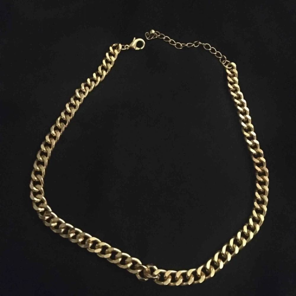 Guldigt kejde halsband som är jätte trendigt just nu. Använd 1 gång köptes förra måndaden❤️. Accessoarer.