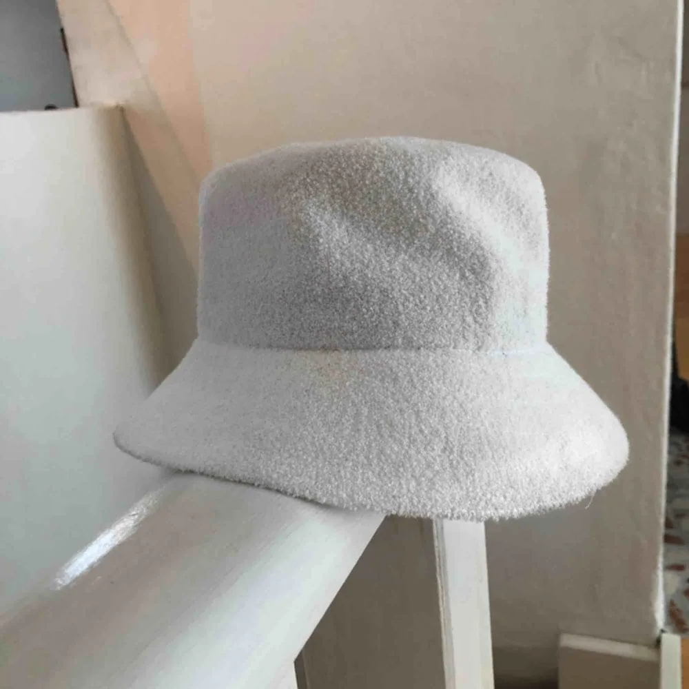 Säljer denna Kangol Bermuda bucket hat.  Hatten är i nyskick, använd kanske 2 gånger. Kan mötas upp i sthlm, alternativt skicka varan (60kr). Kommer inte att sälja under 300kr då den är i nyskick:). Accessoarer.