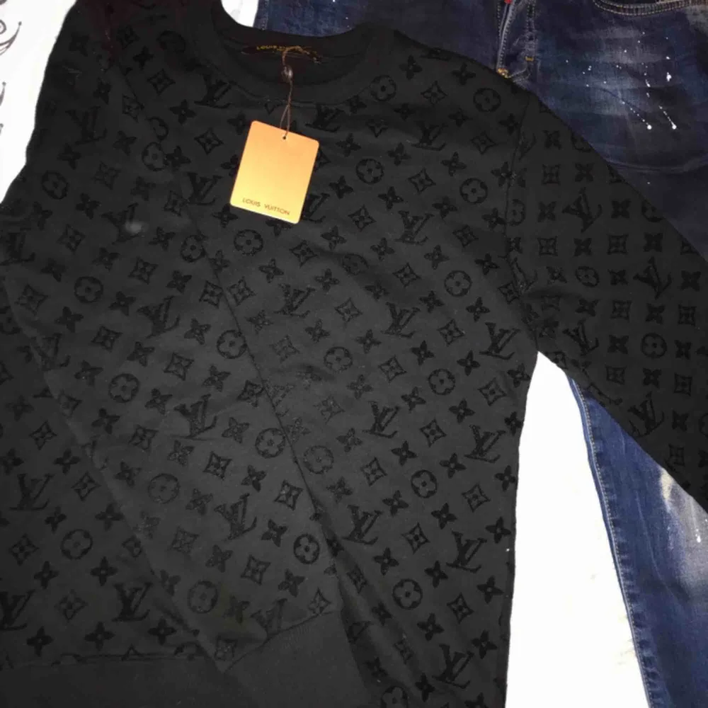 Ny LV Crewneck 1o1 Louis Vuitton  Strl: S. Tröjor & Koftor.