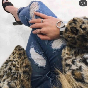  - Jag säljer min favorit kappa pga ingen användning av den längre, den är köpt från H&M och är i superfint skick. Storlek Xs, passar även S då den formar sig utifrån kroppens uppbyggnad. Hör av er vid frågor och svar!