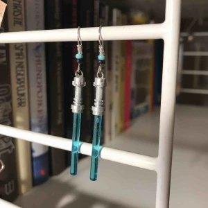  - Lego star wars lasersvärd-örhängen! Handgjorda av mig, så definitivt unika!:D frakt kostar 9kr, annars kan jag mötas i Stockholm 