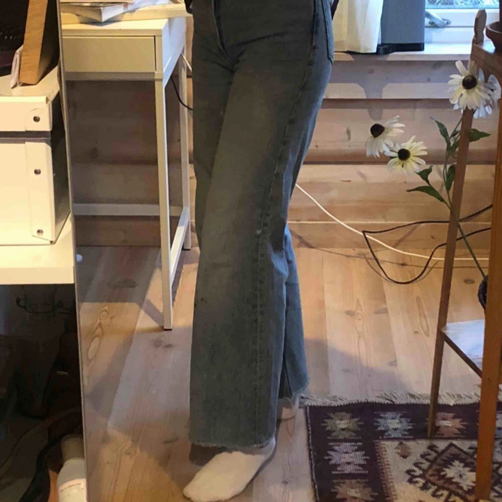 Ljusblå Yoko jeans ifrån monki, lite avklippa där nere då de var för långa 🙂  Inte mycket använda.  Köparen står för frakt :) . Jeans & Byxor.