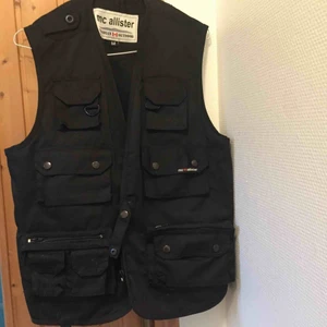  - Svart Cargo väst i fint skick och i st. M. Använd  två gånger. Köparen står för frakt.
