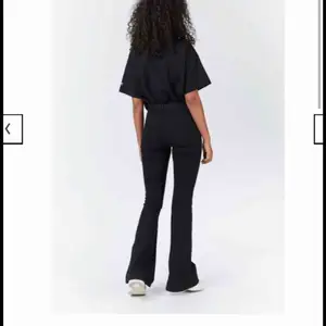 Helt nya dr.denim bootcut jeans i modellen ”Macy”. Prislapp kvar. Jätte fina. Storlek XS och längd 32, väldigt stretchiga så skulle säga att de passar XS-S. Ny pris 500kr