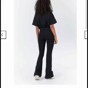 Nya dr.denim jeans - Helt nya dr.denim bootcut jeans i modellen ”Macy”. Prislapp kvar. Jätte fina. Storlek XS och längd 32, väldigt stretchiga så skulle säga att de passar XS-S. Ny pris 500kr